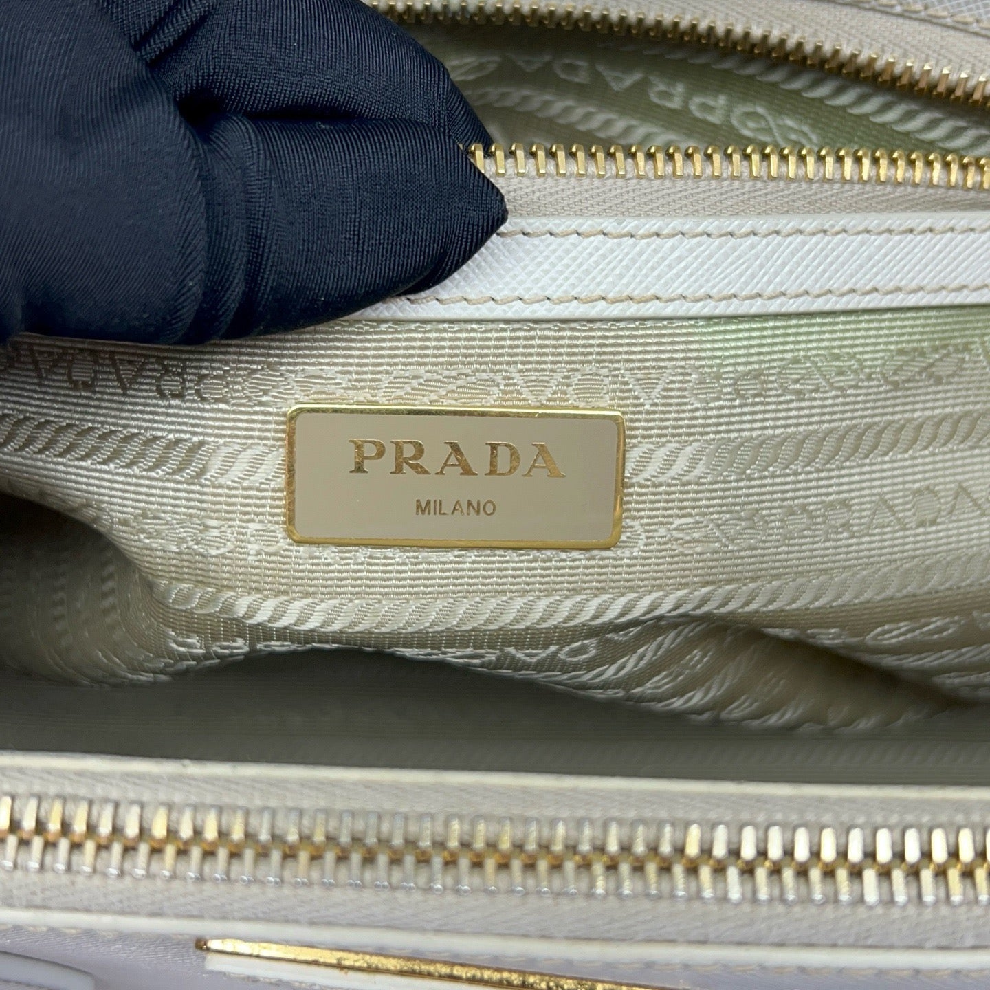 Prada - Saffiano - Leather - White - (medium)