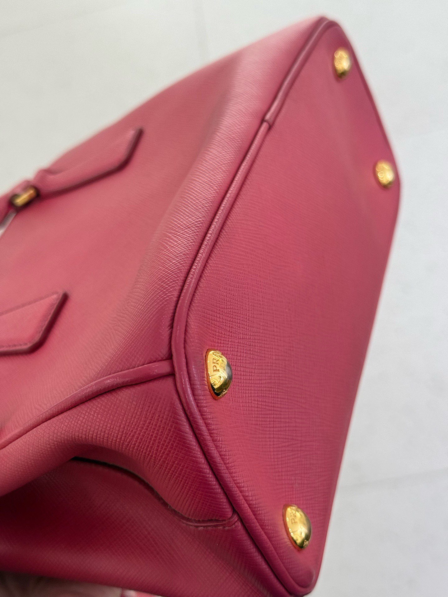 Prada - Saffiano Lux Double Zip Tote - Saffiano leather - Rose Pink with Gold-Tone Hardware - (medium)