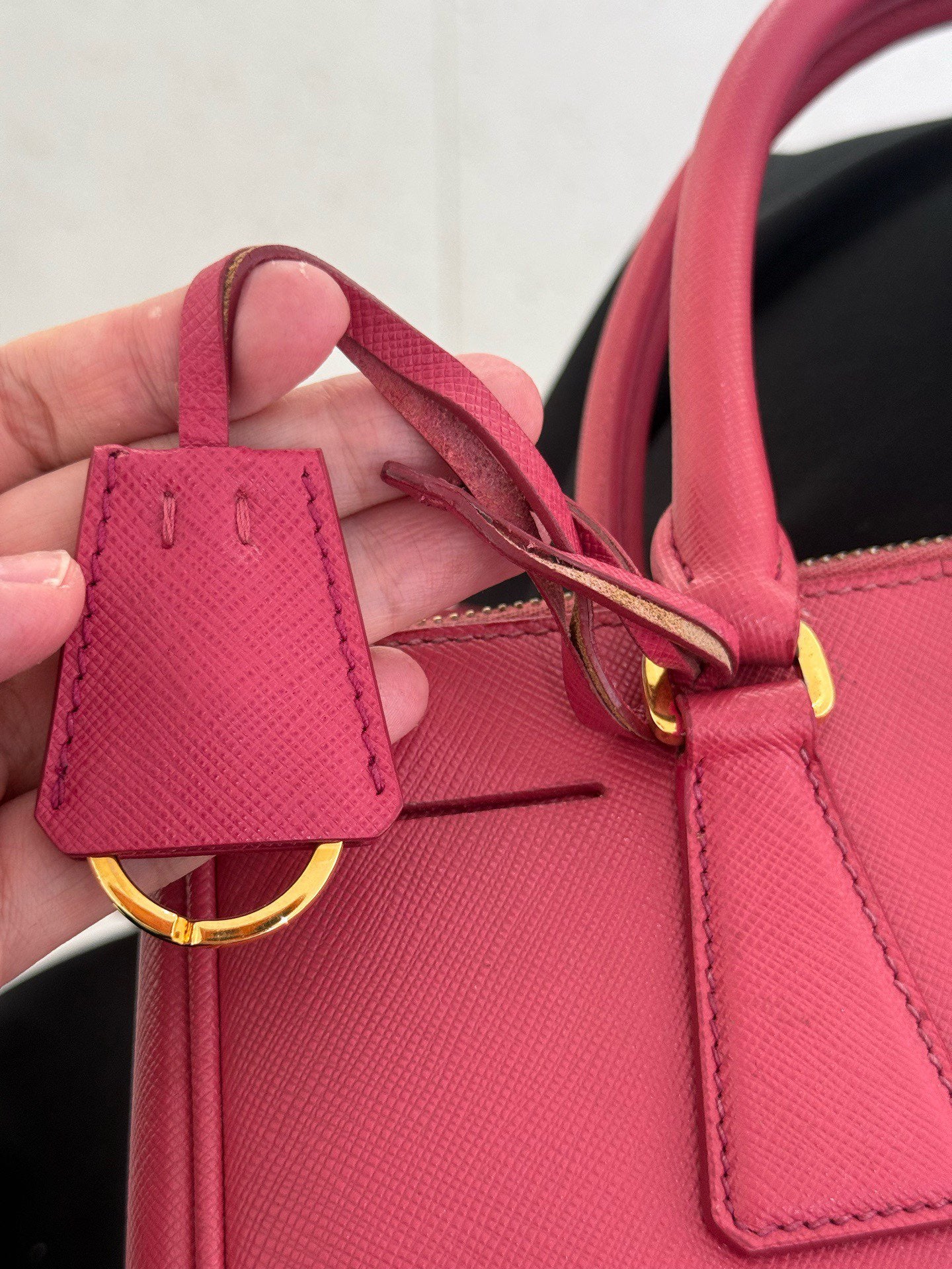 Prada - Saffiano Lux Double Zip Tote - Saffiano leather - Rose Pink with Gold-Tone Hardware - (medium)