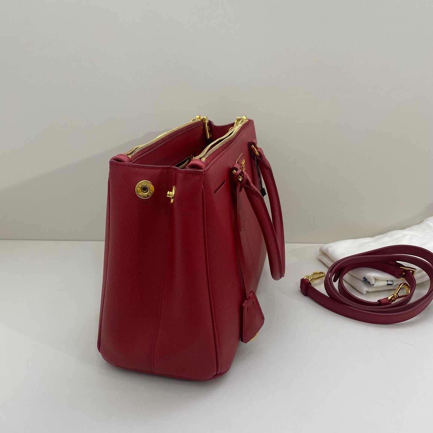 Prada - Saffiano Lux Galleria Tote - Saffiano leather - Red - (small)