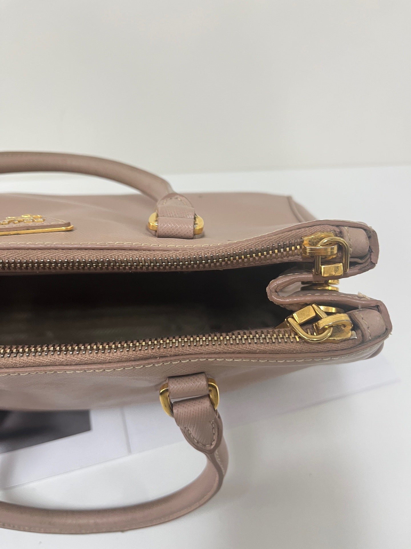 Prada - Saffiano Lux - Leather - Pink - (medium)