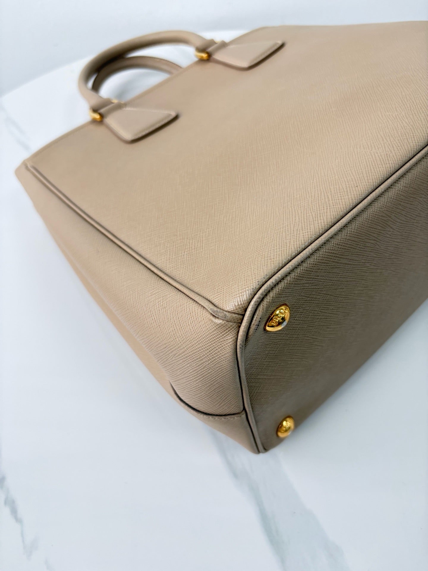 Prada - Saffiano Lux Tote - Leather - Beige - (large)