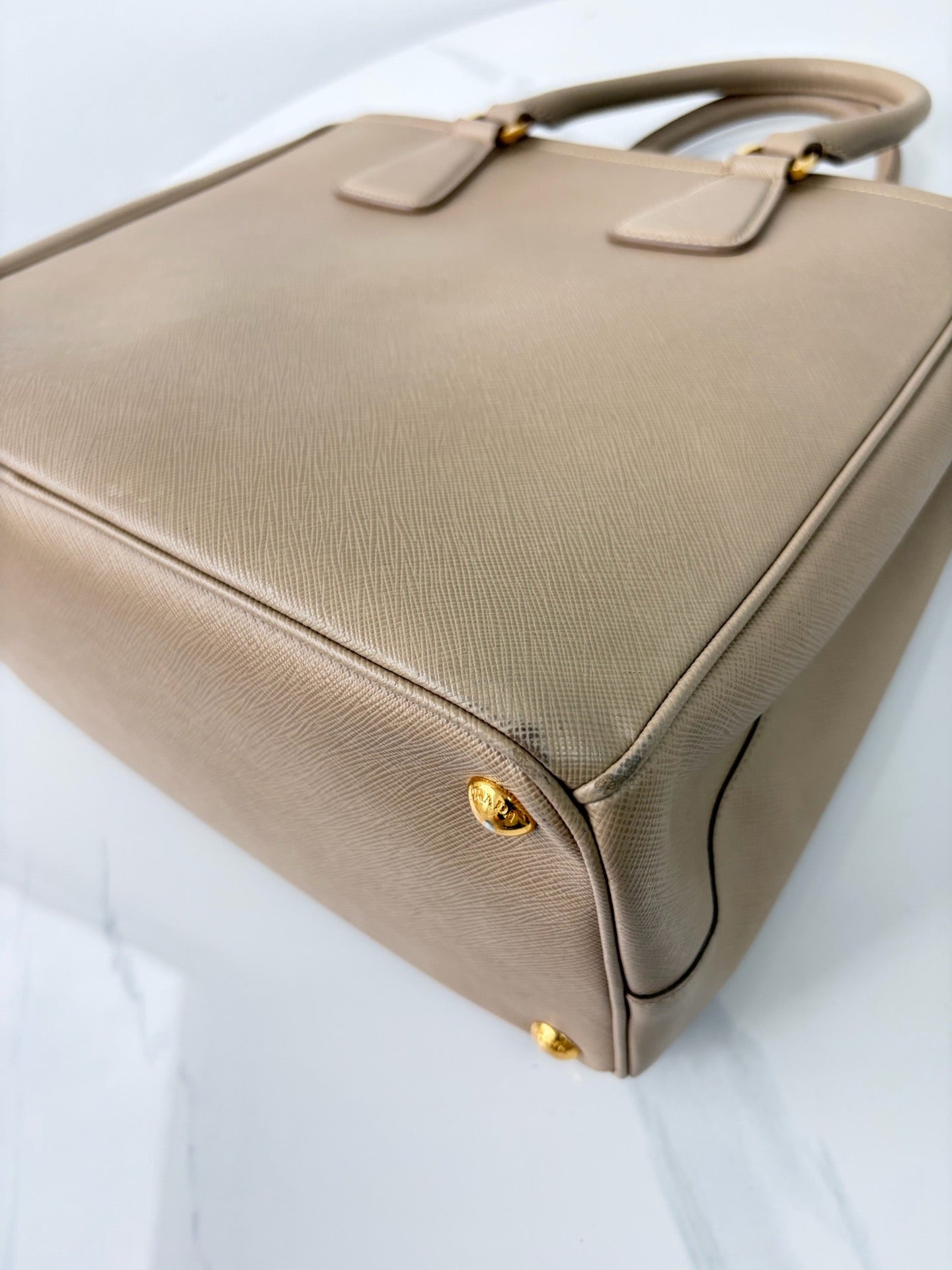 Prada - Saffiano Lux Tote - Leather - Beige - (large)