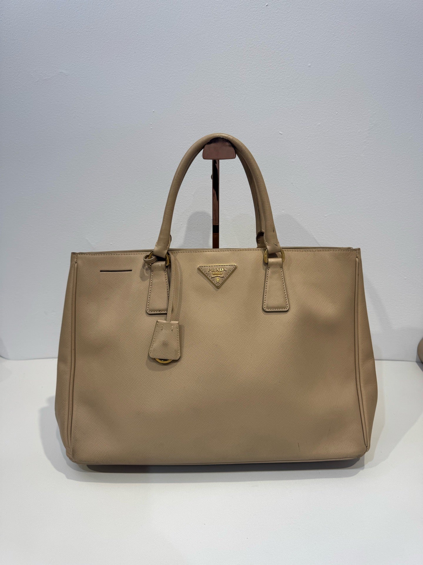Prada - Saffiano Lux Tote - Leather - Beige - (medium)