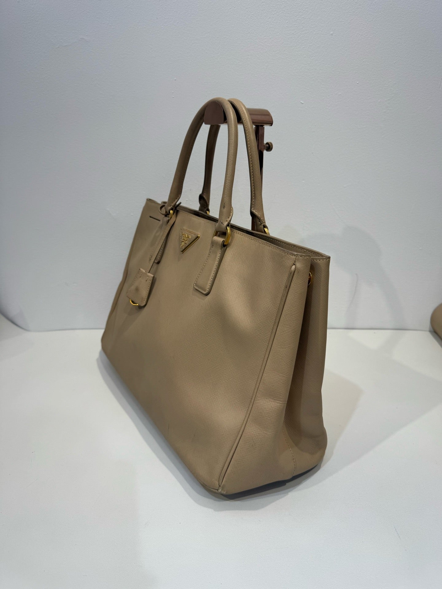 Prada - Saffiano Lux Tote - Leather - Beige - (medium)