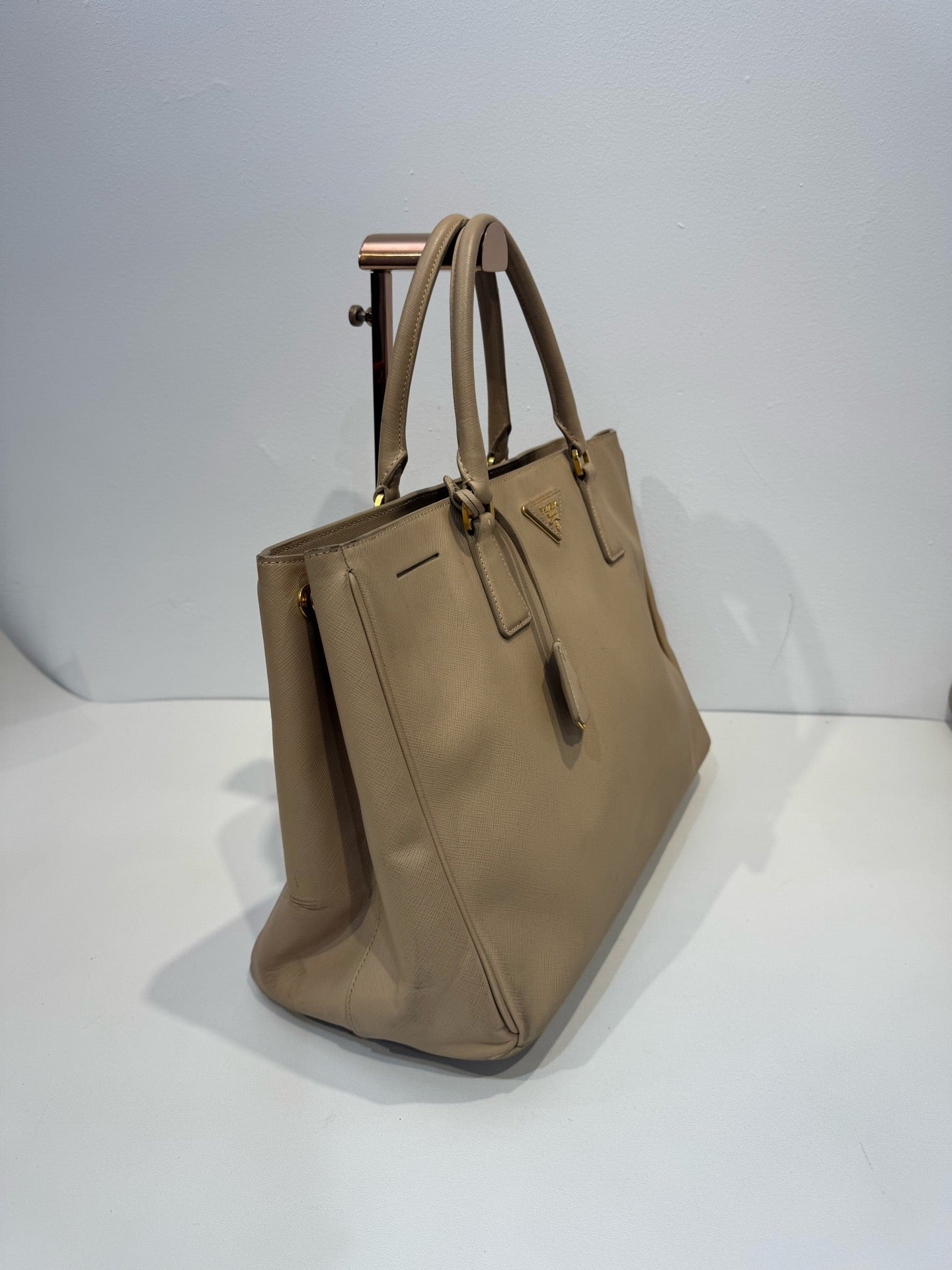 Prada - Saffiano Lux Tote - Leather - Beige - (medium)