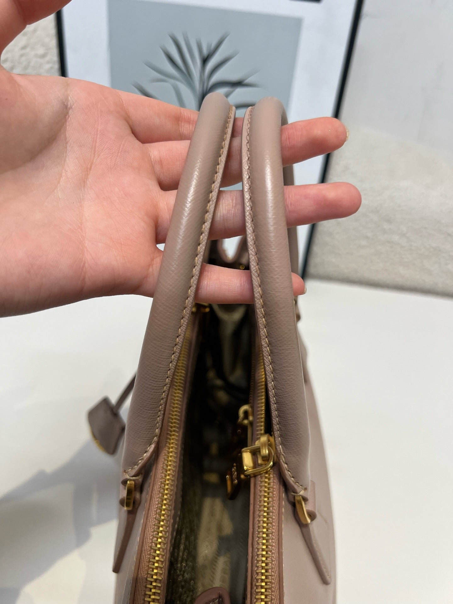 Prada - Saffiano Lux Tote - Leather - Beige - (medium)