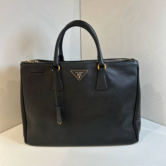 Prada - Saffiano Lux Tote - Leather - Black - (large)