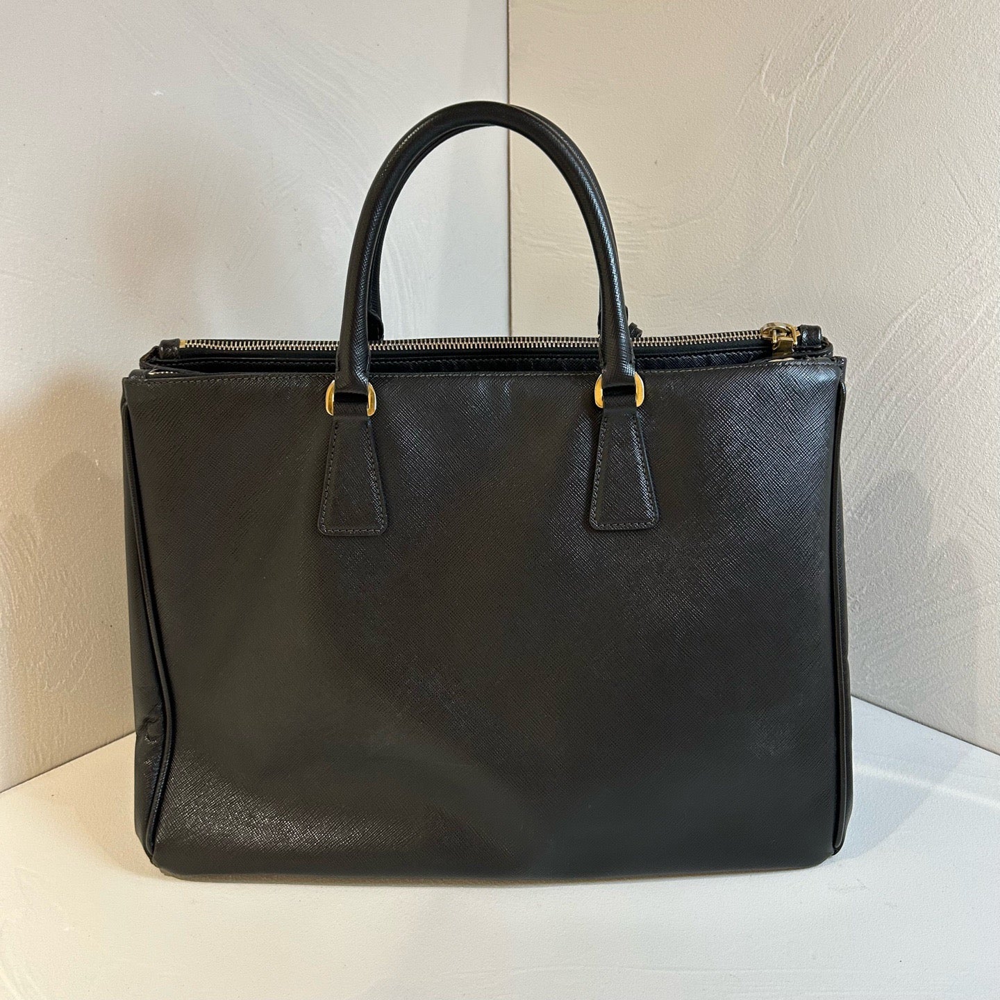 Prada - Saffiano Lux Tote - Leather - Black - (large)