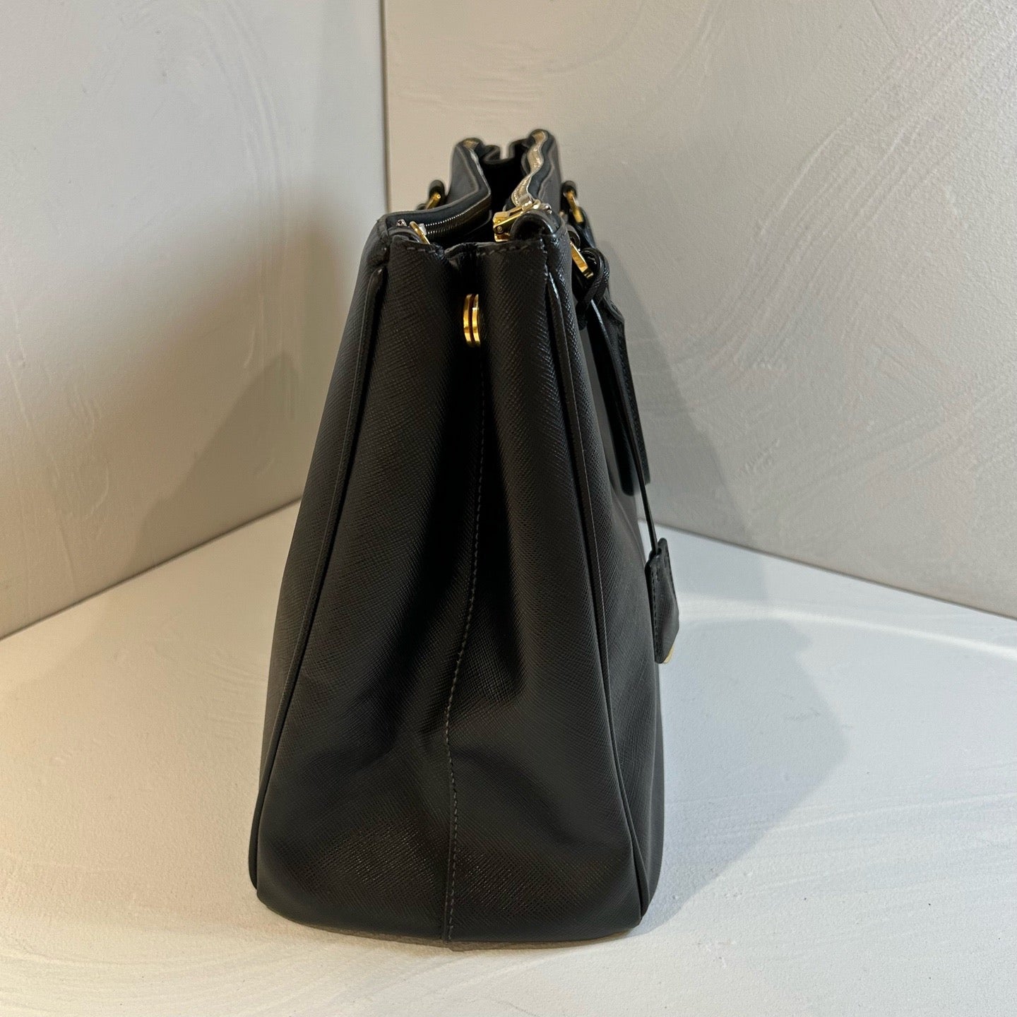 Prada - Saffiano Lux Tote - Leather - Black - (large)