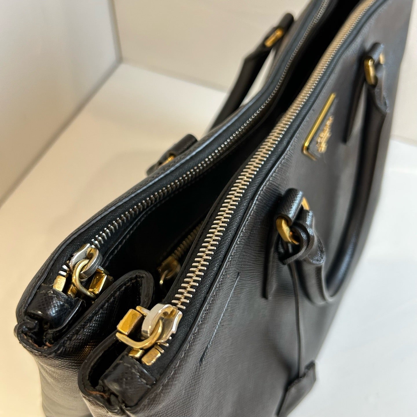 Prada - Saffiano Lux Tote - Leather - Black - (large)