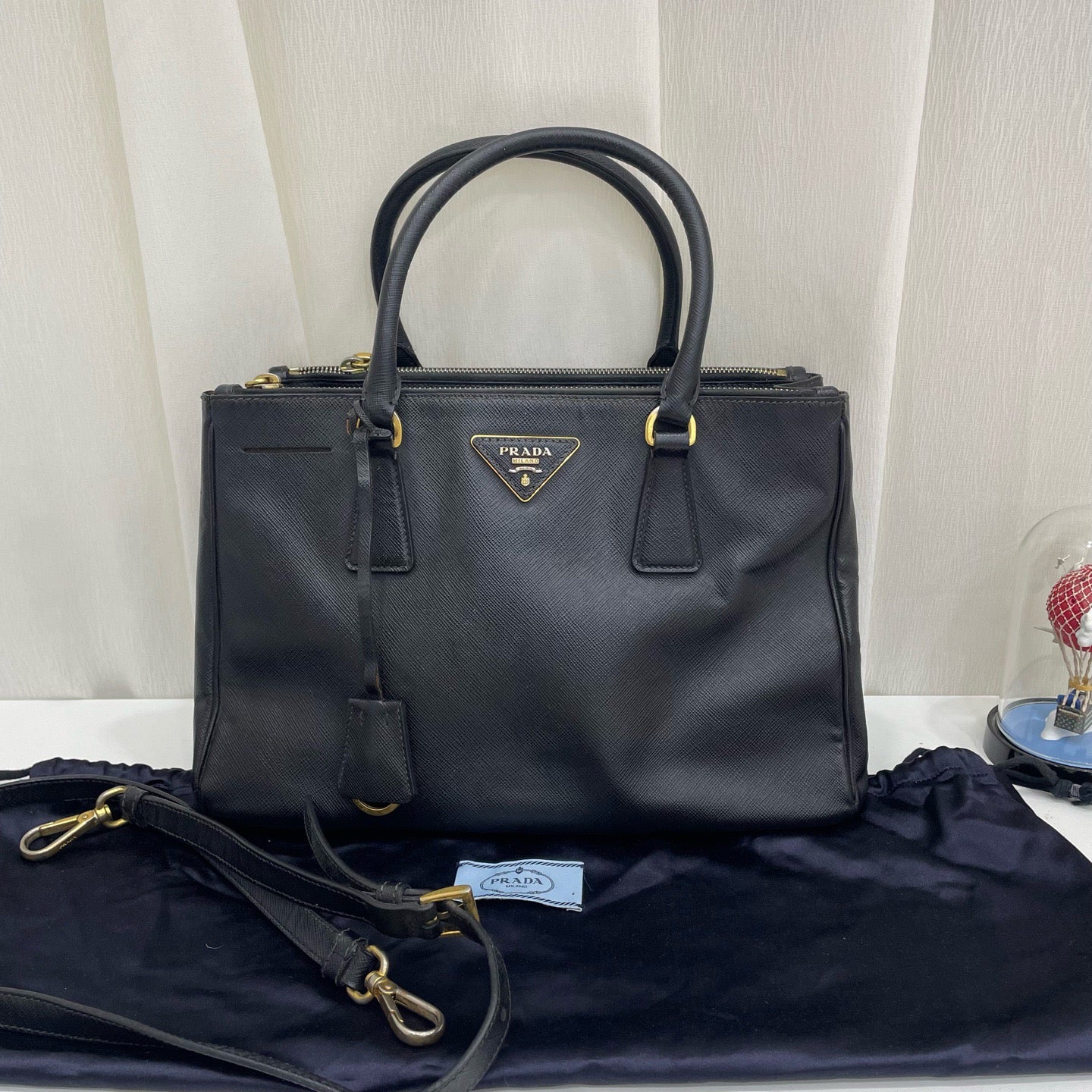 Prada - Saffiano Lux Tote - Leather - Black - (medium)