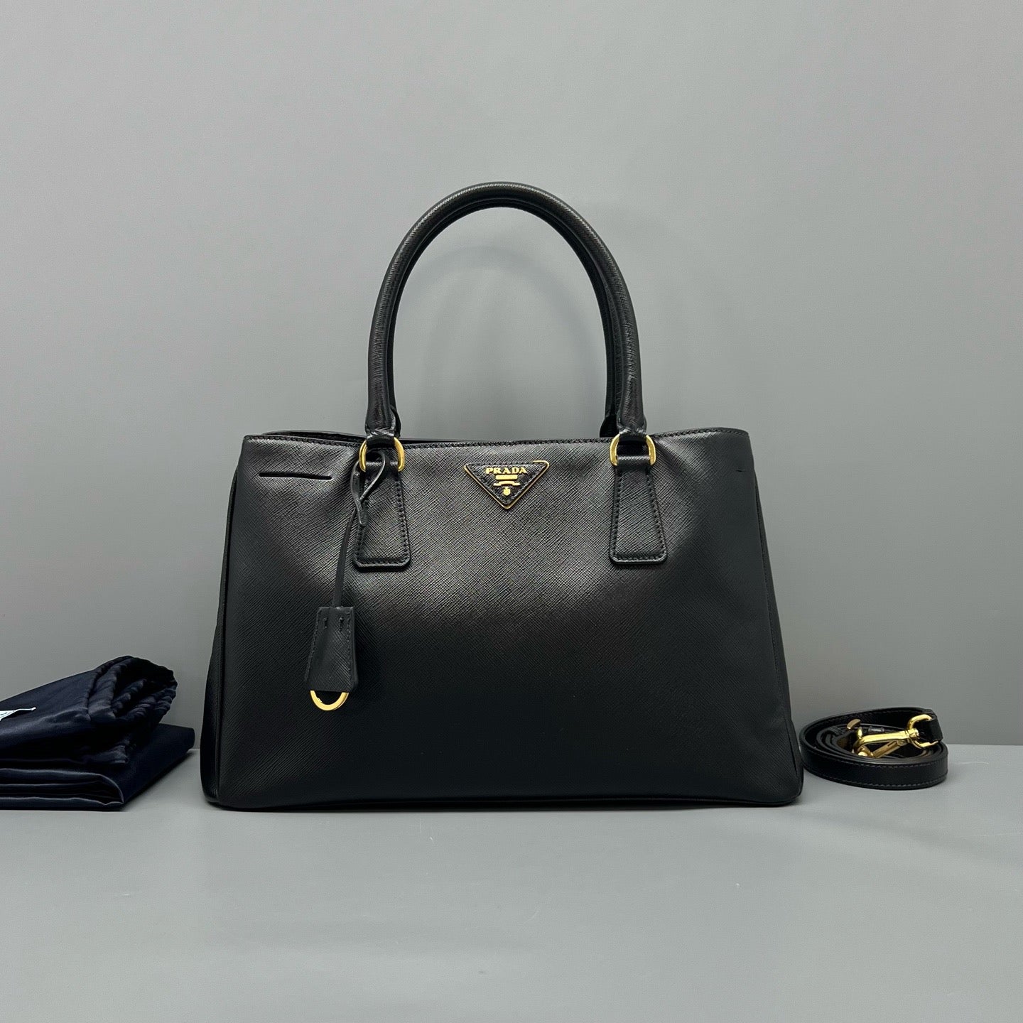 Prada - Saffiano Lux Tote - Leather - Black - (medium)