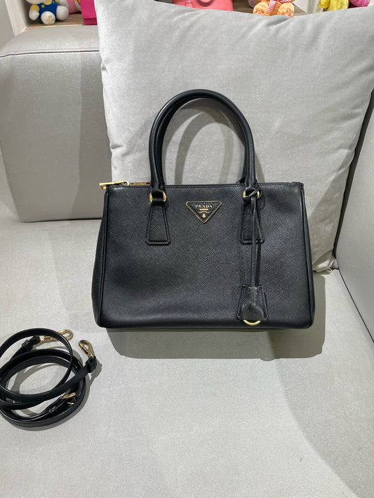 Prada - Saffiano Lux Tote - Leather - Black - (medium)