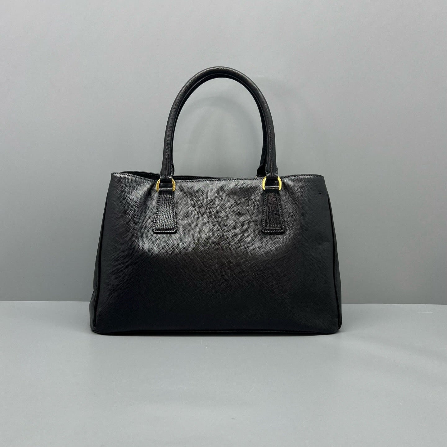 Prada - Saffiano Lux Tote - Leather - Black - (medium)