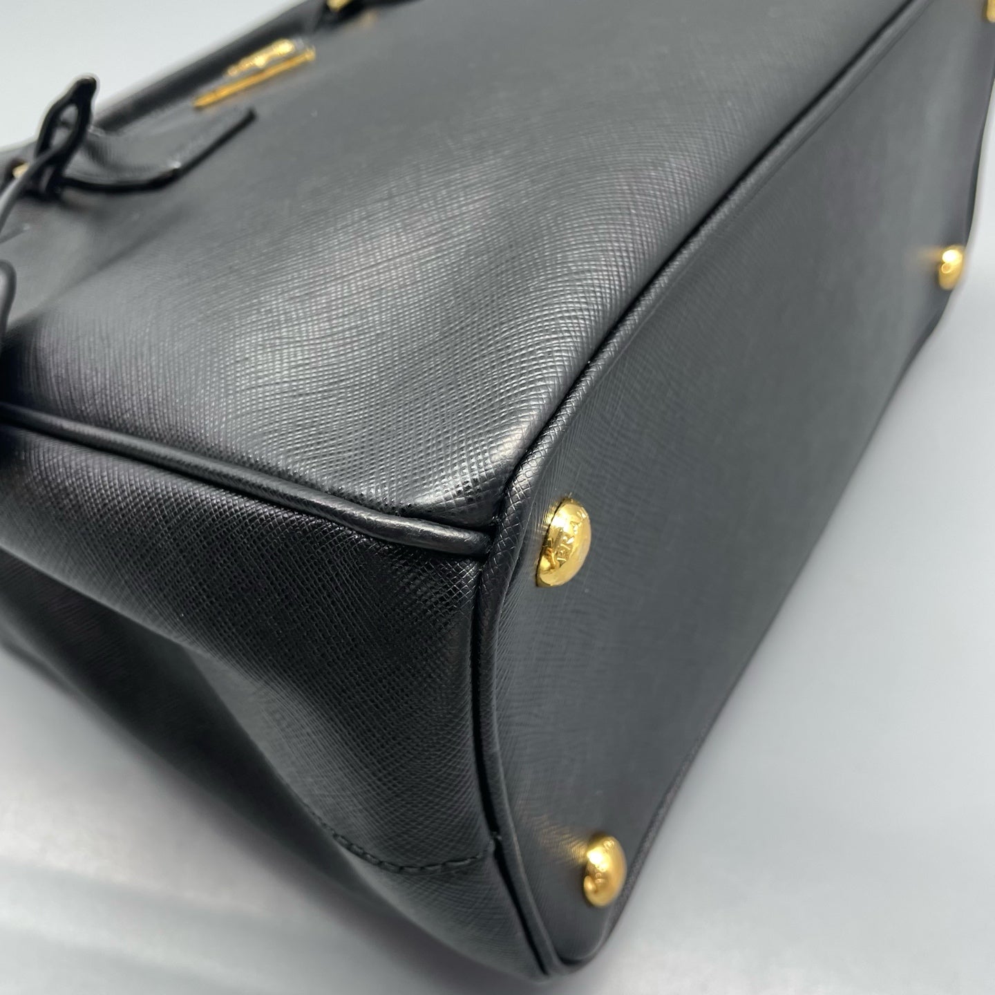 Prada - Saffiano Lux Tote - Leather - Black - (medium)