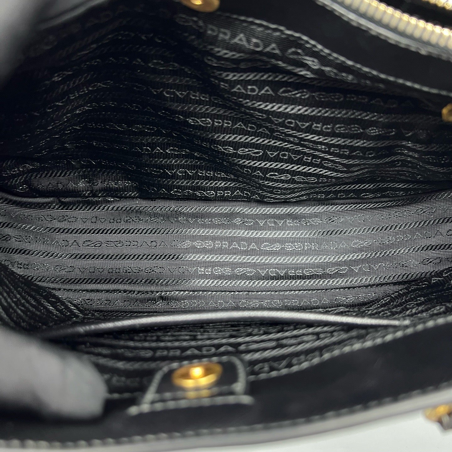 Prada - Saffiano Lux Tote - Leather - Black - (medium)