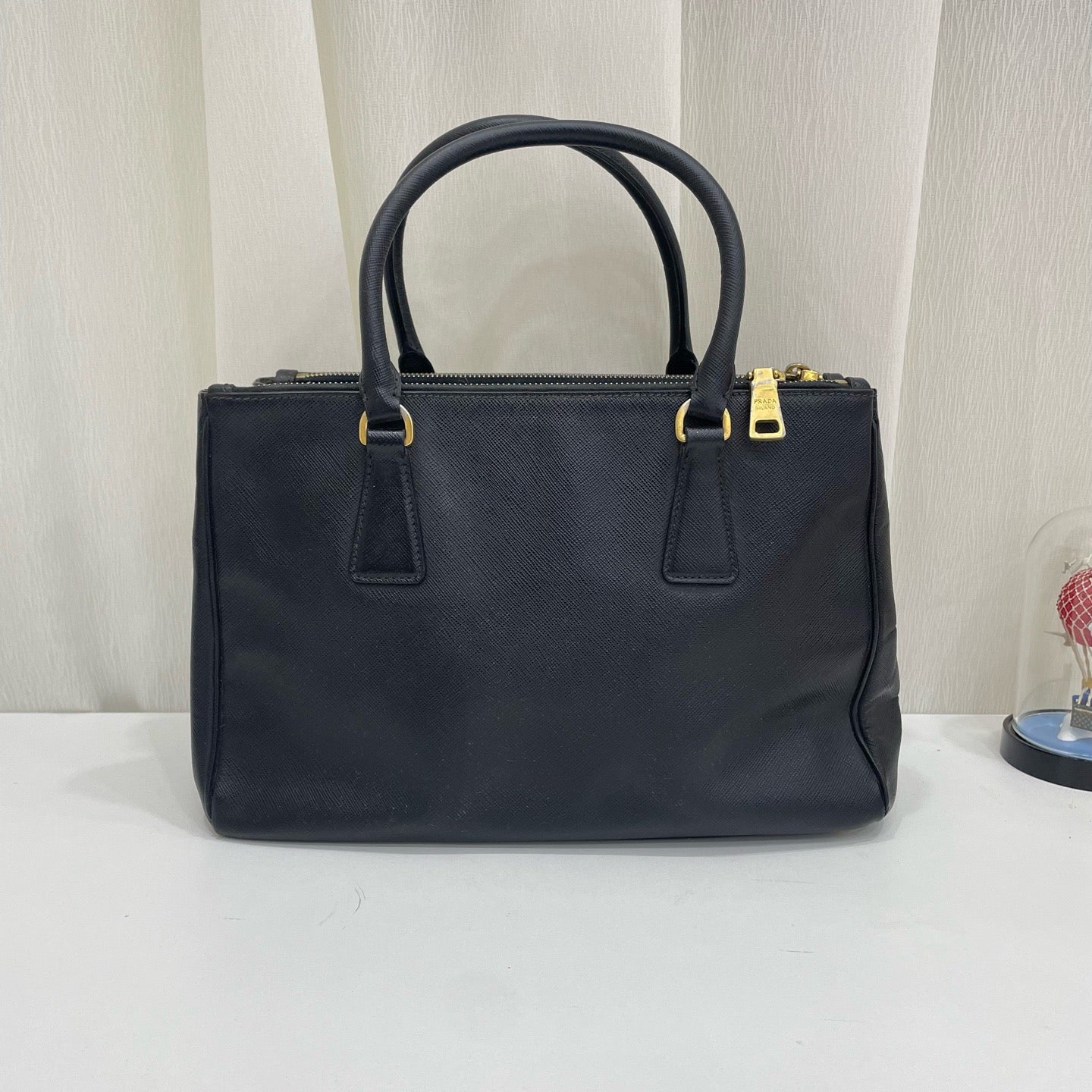 Prada - Saffiano Lux Tote - Leather - Black - (medium)