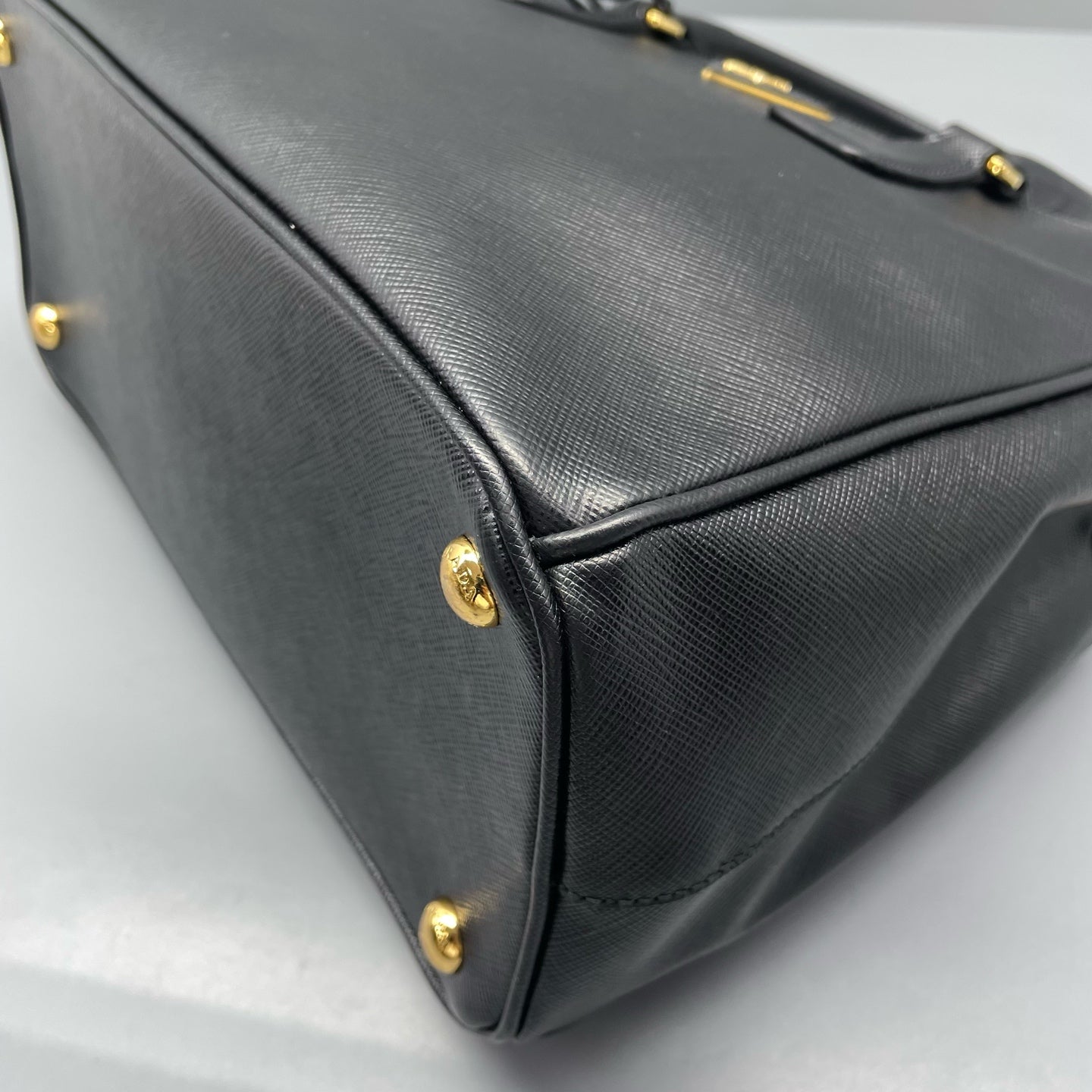 Prada - Saffiano Lux Tote - Leather - Black - (medium)