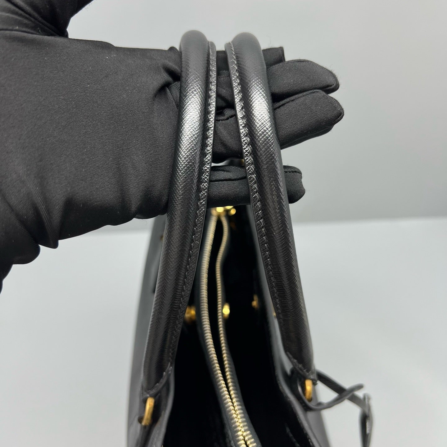 Prada - Saffiano Lux Tote - Leather - Black - (medium)