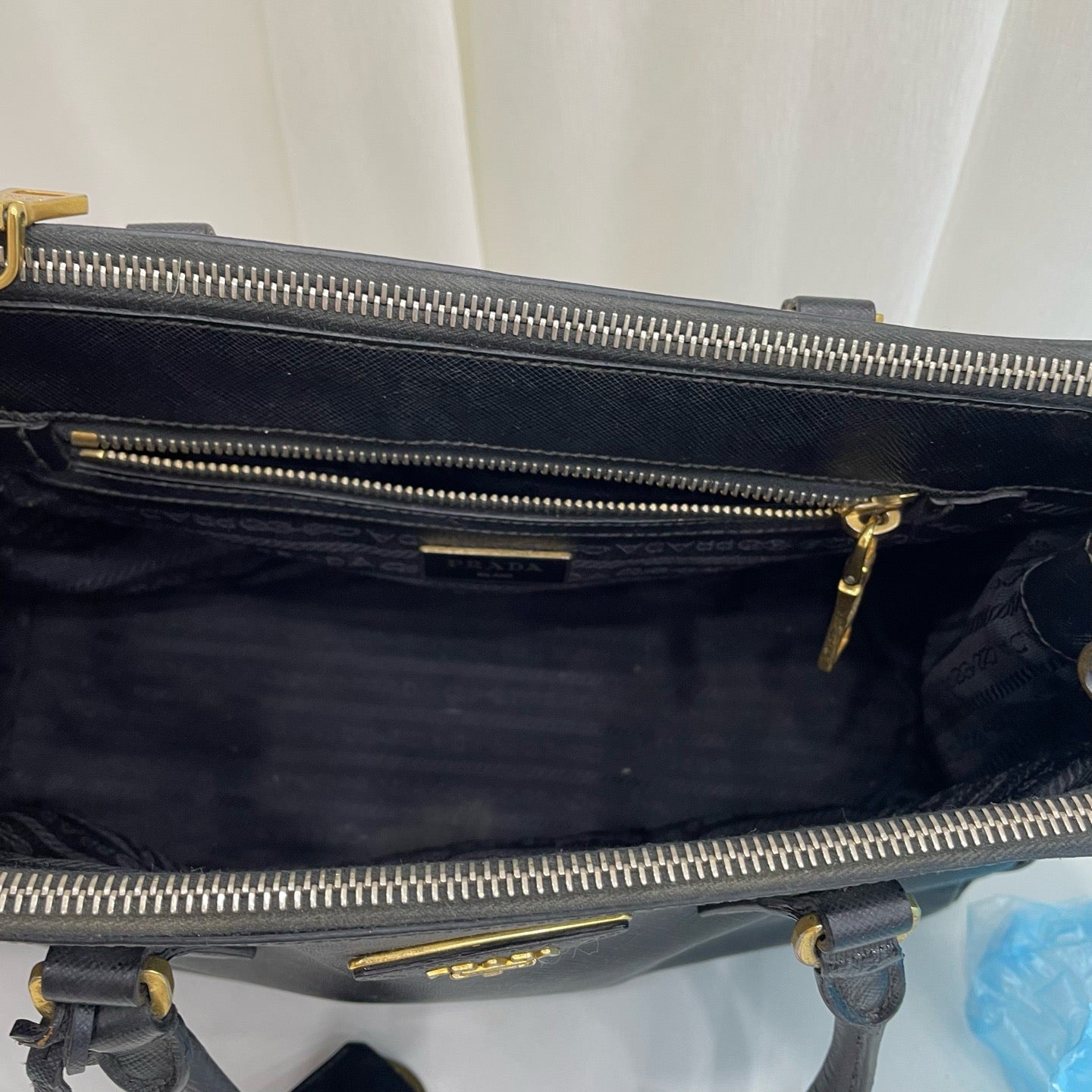 Prada - Saffiano Lux Tote - Leather - Black - (medium)