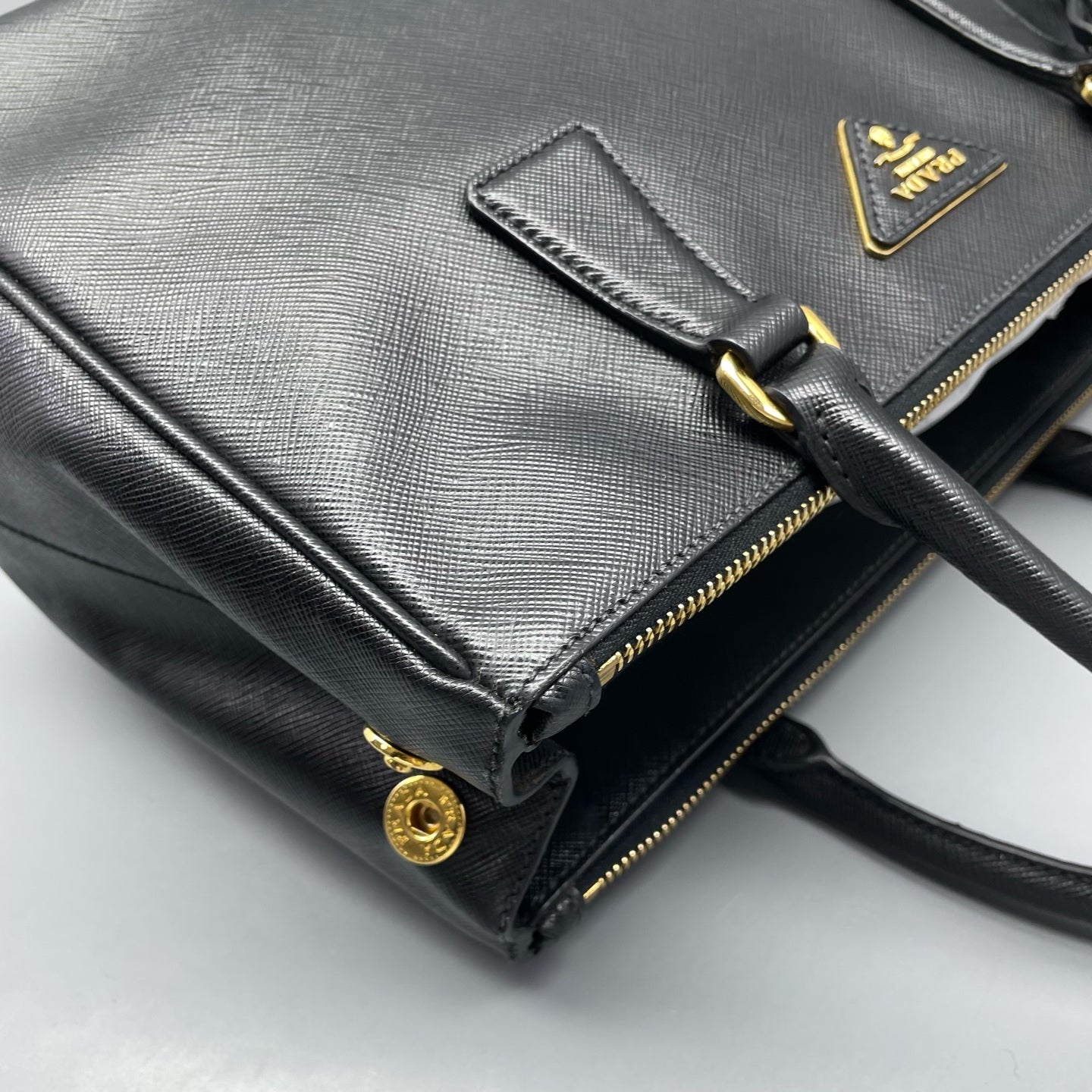 Prada - Saffiano Lux Tote - Leather - Black - (medium)