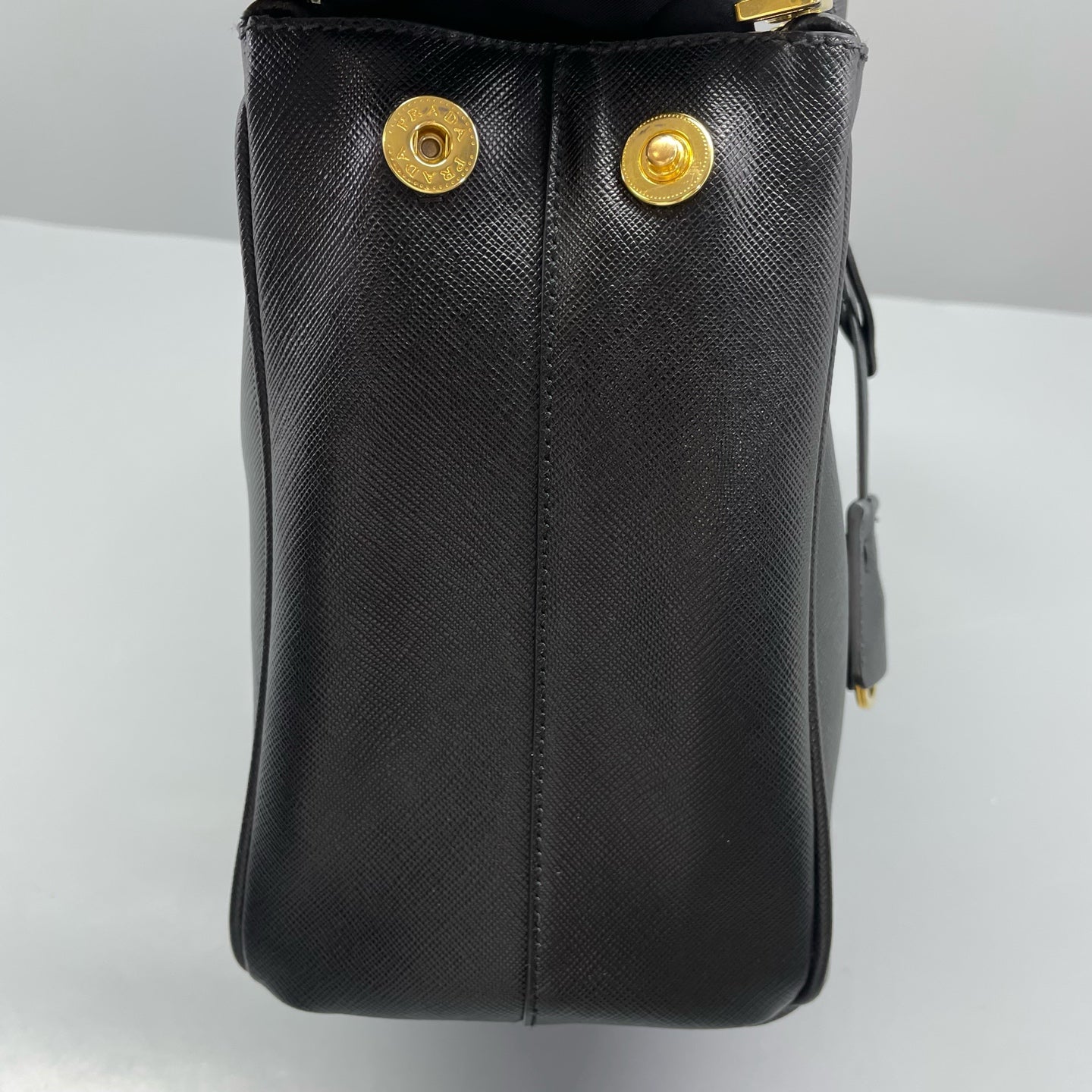 Prada - Saffiano Lux Tote - Leather - Black - (medium)