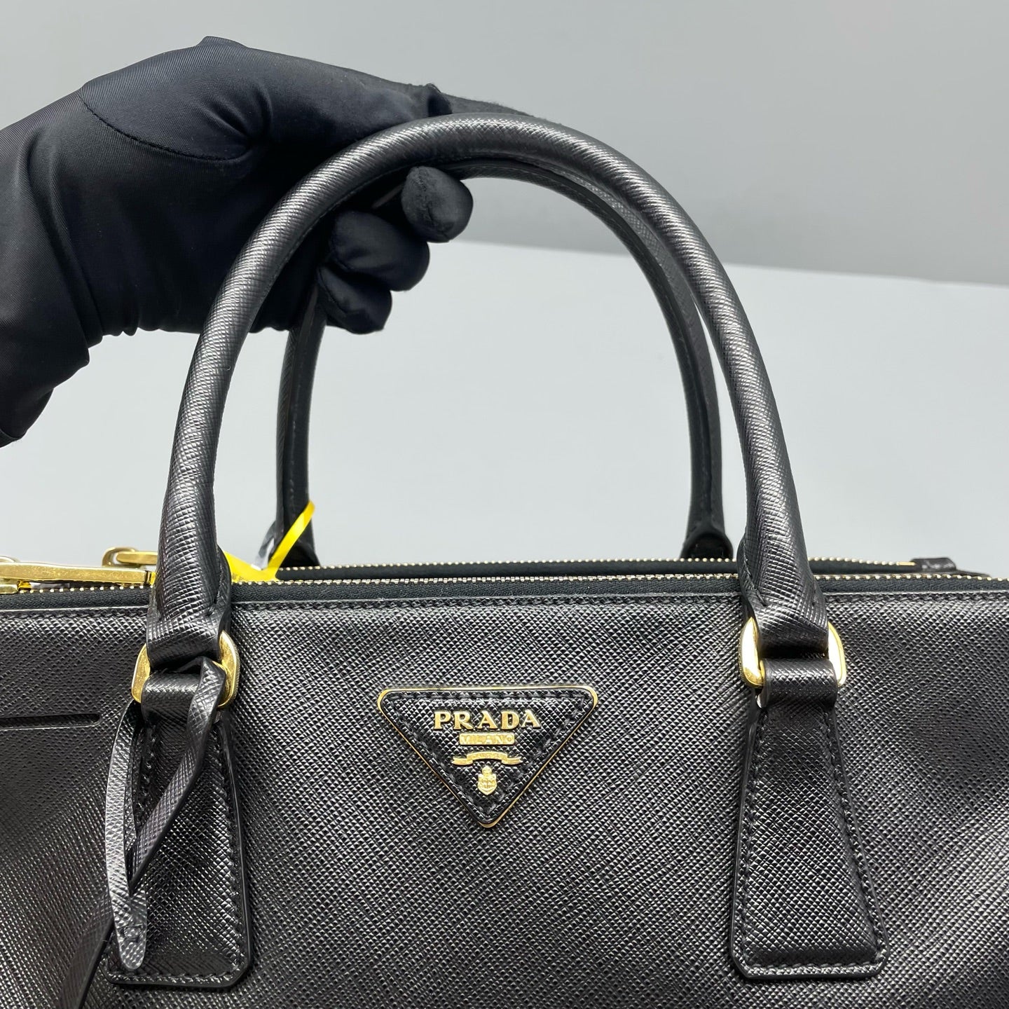 Prada - Saffiano Lux Tote - Leather - Black - (medium)