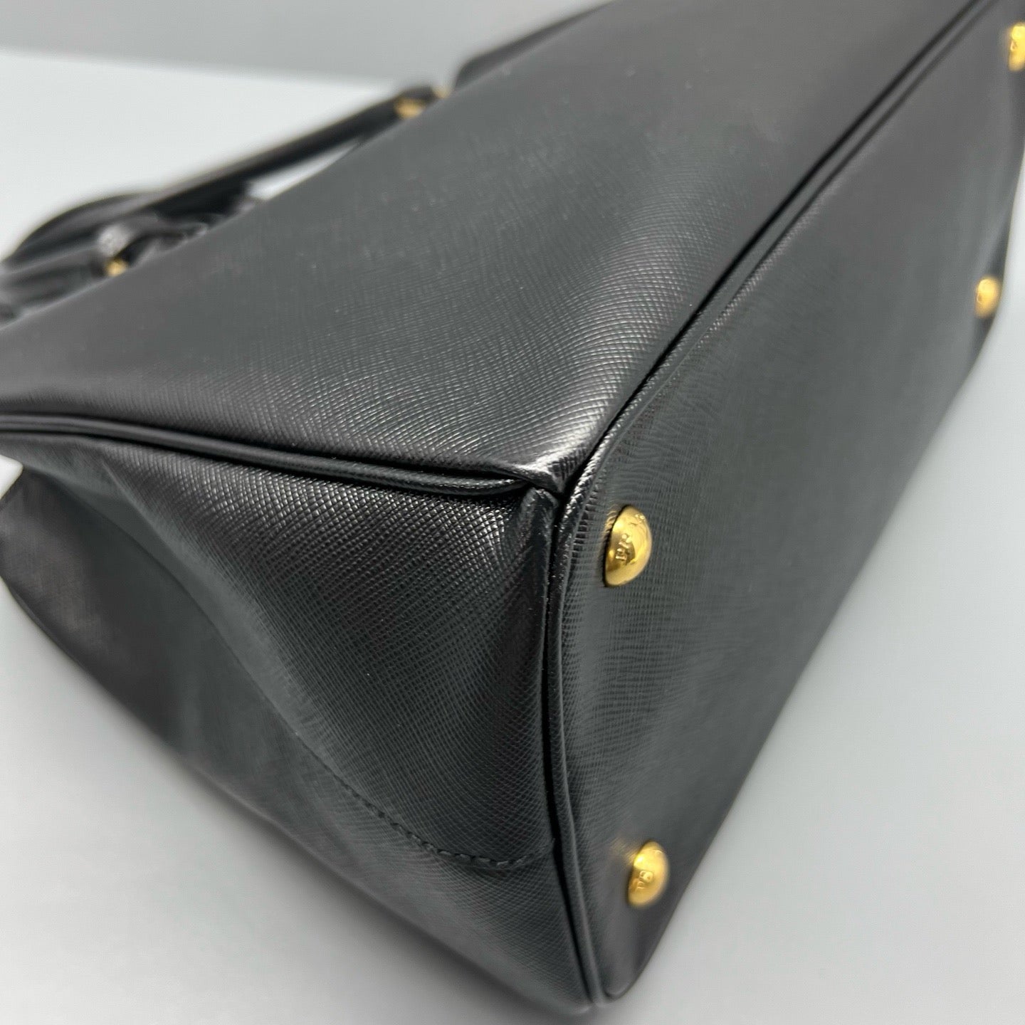 Prada - Saffiano Lux Tote - Leather - Black - (medium)