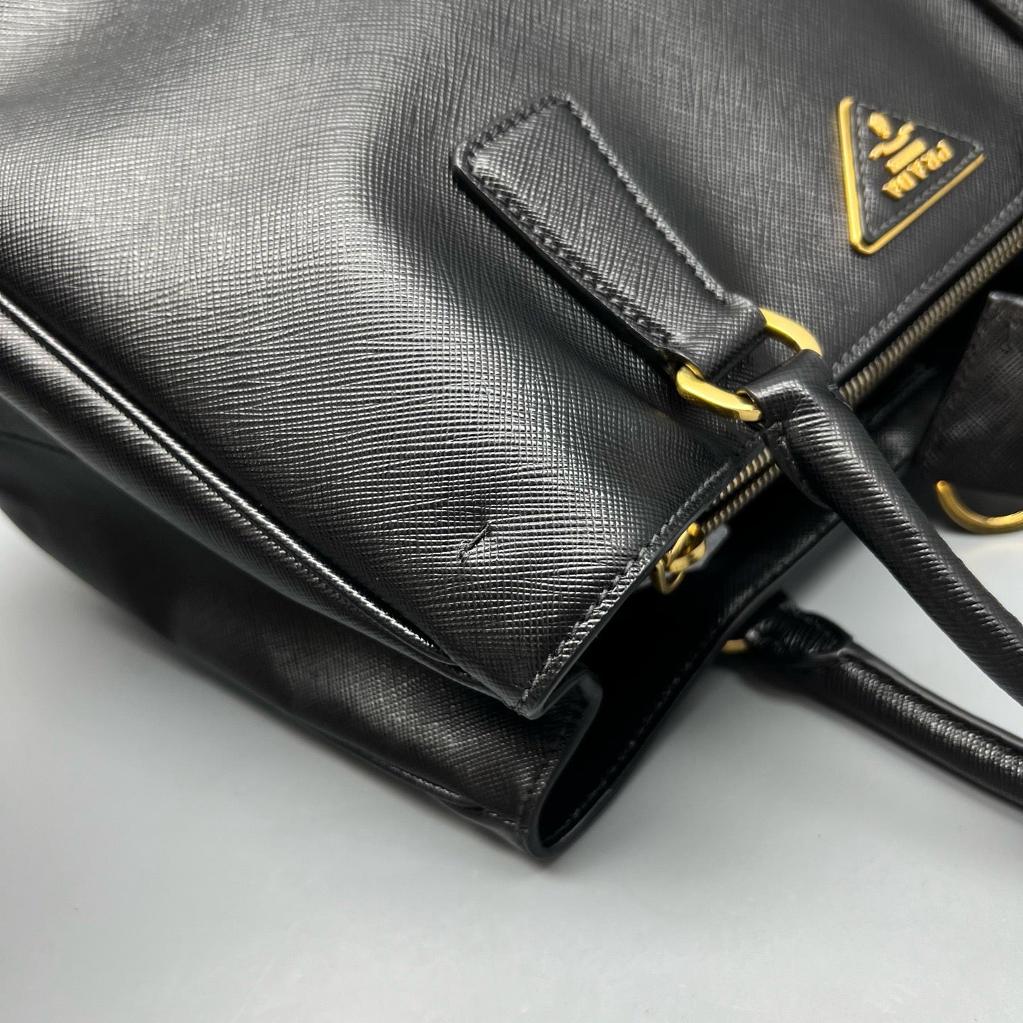 Prada - Saffiano Lux Tote - Leather - Black - (medium)