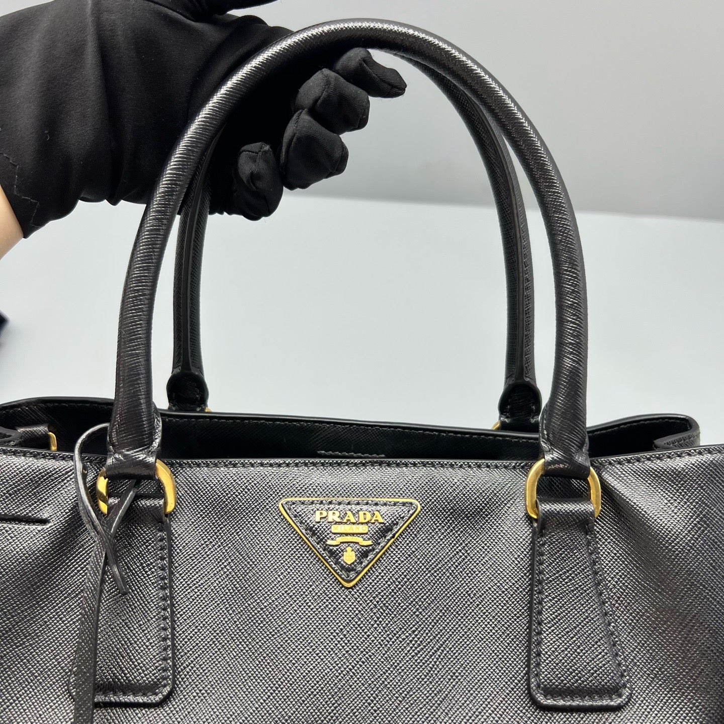 Prada - Saffiano Lux Tote - Leather - Black - (medium)