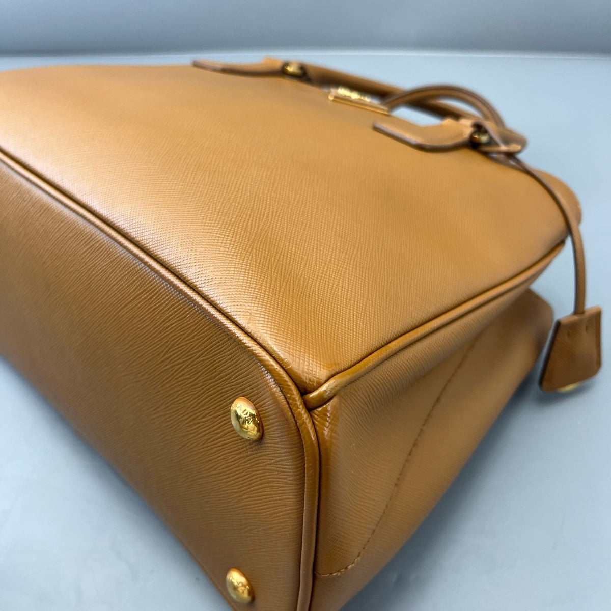 Prada - Saffiano Lux Tote - Leather - Camel - (medium)