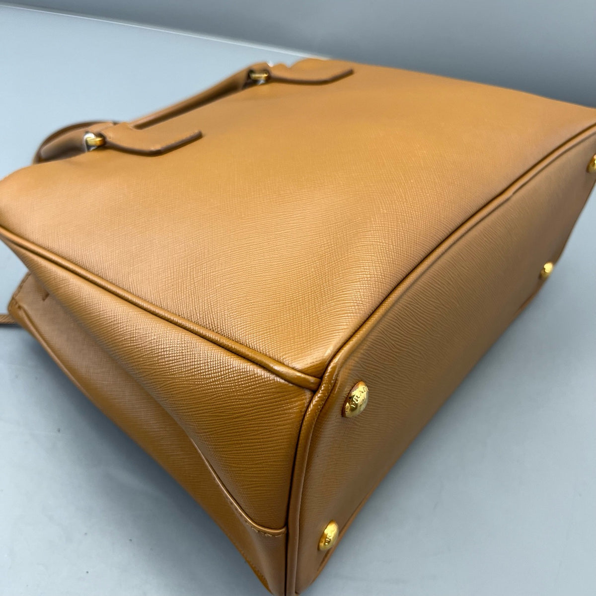 Prada - Saffiano Lux Tote - Leather - Camel - (medium)