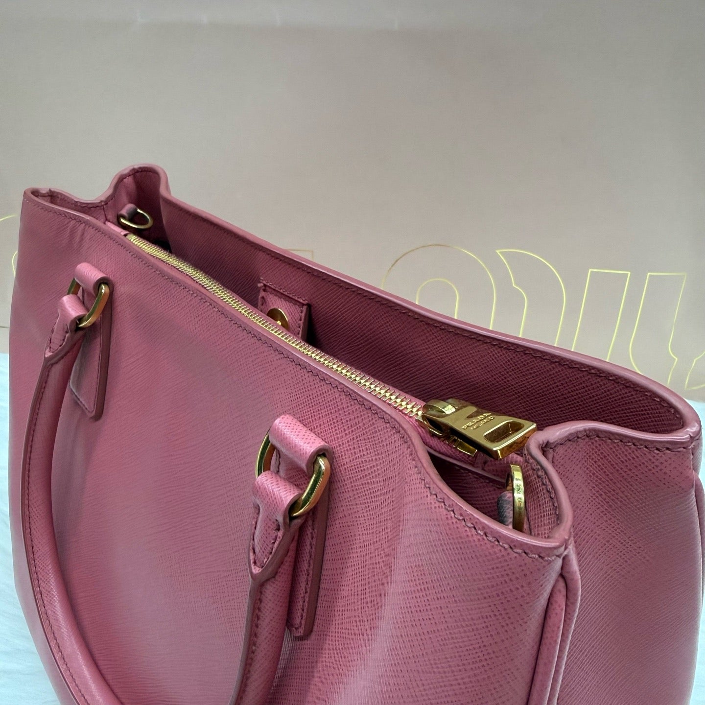 Prada - Saffiano Lux Tote - Leather - Red - (medium)