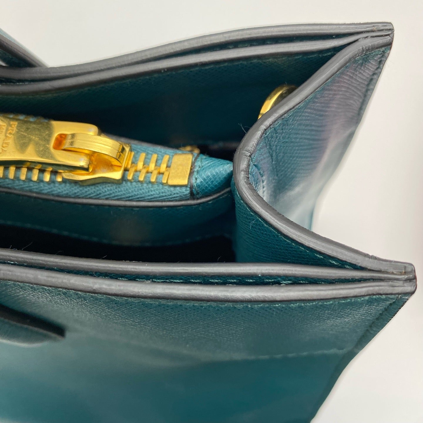 Prada - Saffiano Lux Tote - Saffiano leather - Green - (Medium)