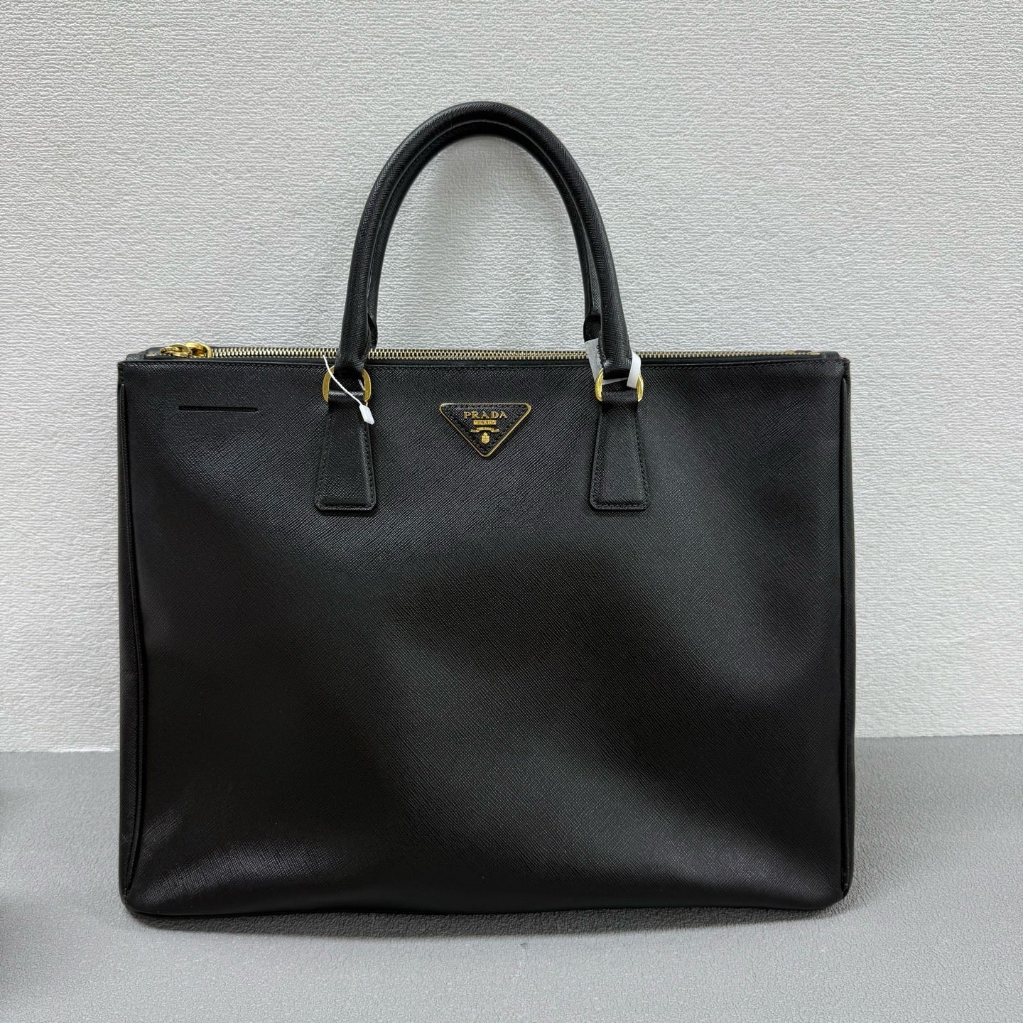 Prada - Saffiano Tote - Leather - Black - (Large)