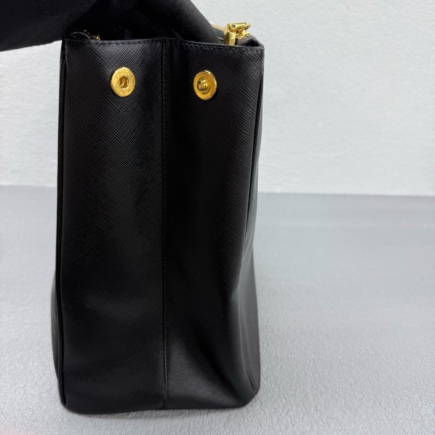 Prada - Saffiano Tote - Leather - Black - (Large)