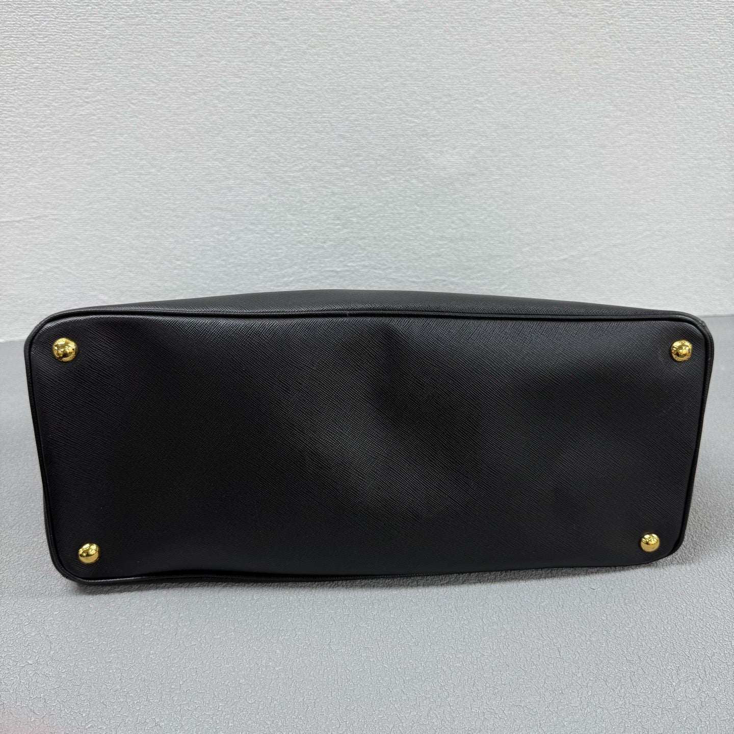 Prada - Saffiano Tote - Leather - Black - (Large)