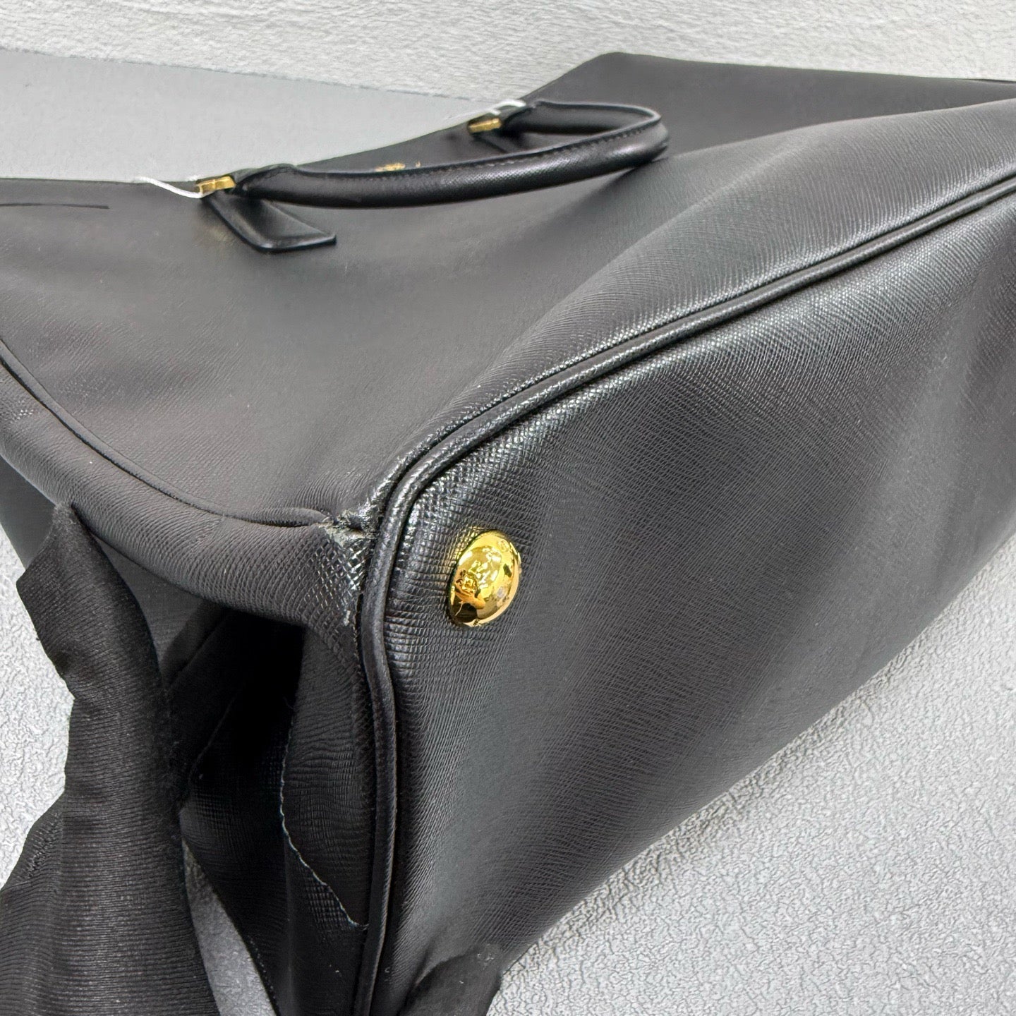 Prada - Saffiano Tote - Leather - Black - (Large)