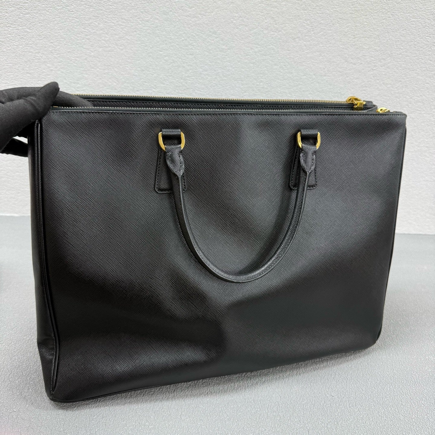 Prada - Saffiano Tote - Leather - Black - (Large)