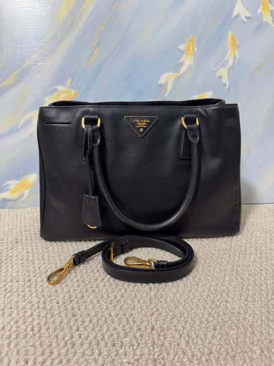 Prada - Saffiano Tote - Leather - Black - (medium)