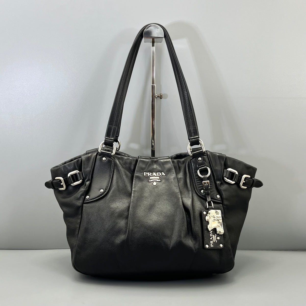 Prada - Sailing Boat Charm Tote B4427e - Leather - Black - (medium)
