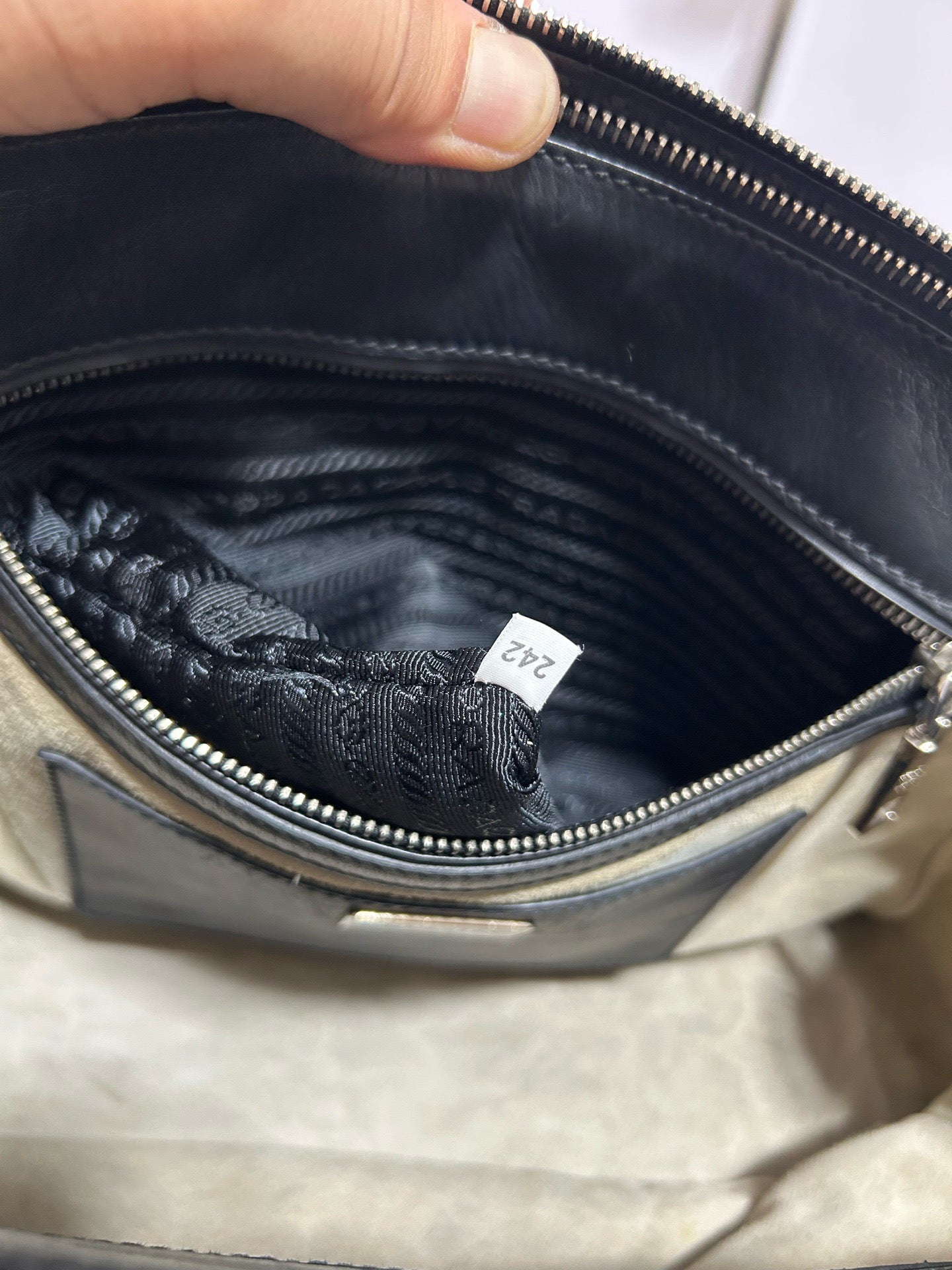Prada - Tote Bag - Leather - Black - (medium)