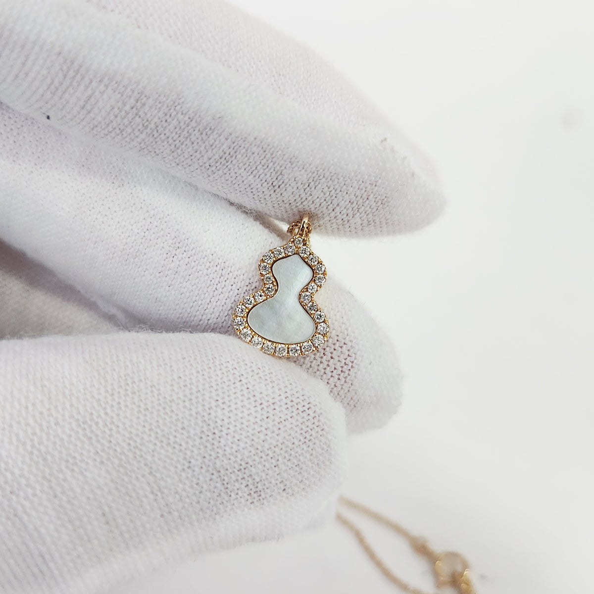 Qeelin - Wulu - 18K rose gold, diamonds and white mother-of-pearl - Gold