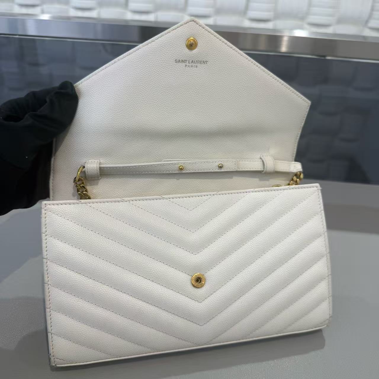 Saint Laurent - Envelope Medium Bag - Grained calfskin leather - White with Gold-Tone Hardware - (Medium)