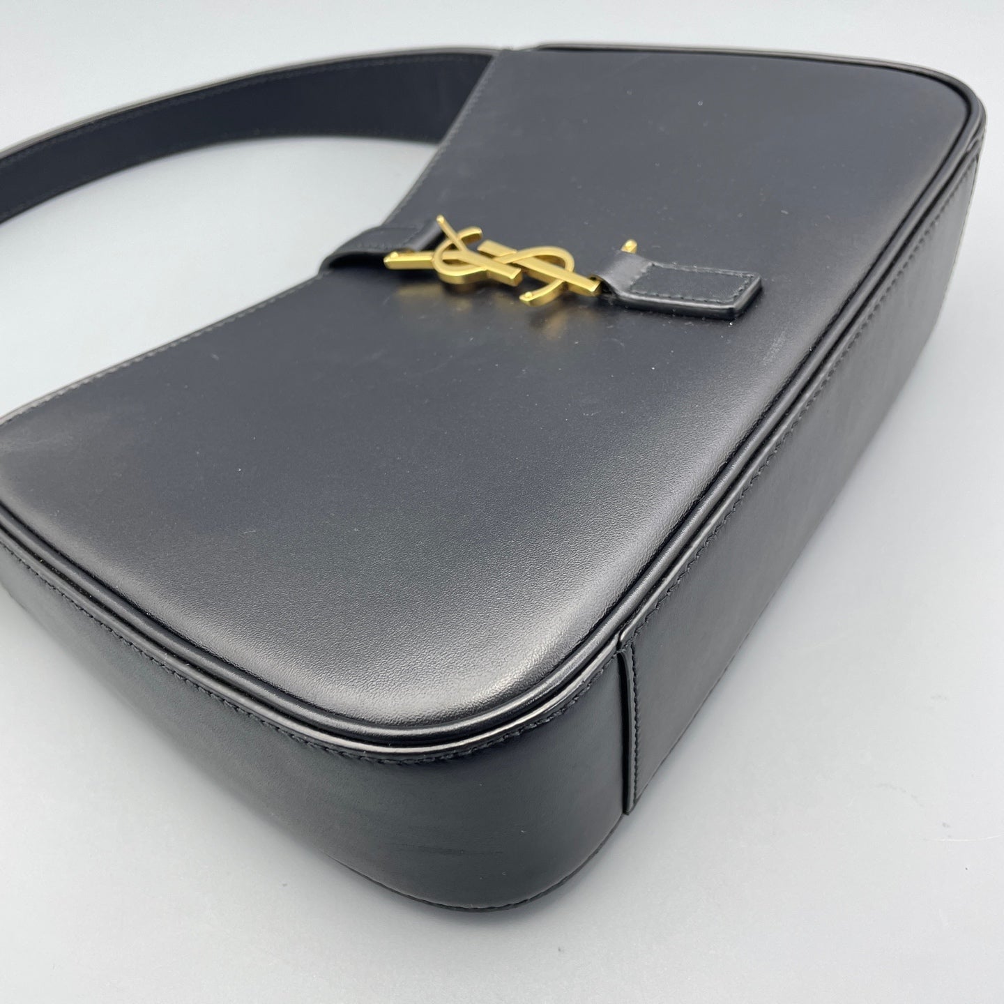 Saint Laurent - Hobo Bag - Leather - Black - (medium)
