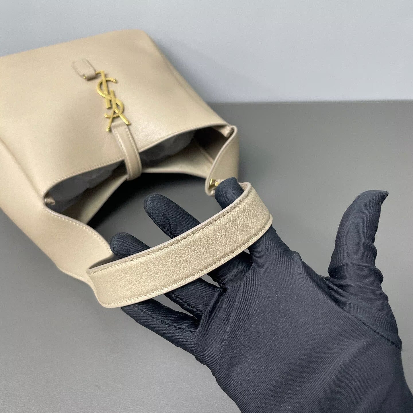Saint Laurent - Hobo Shoulder Bag - Grained leather - Elephant Grey with Gold-Tone Hardware - (Small)