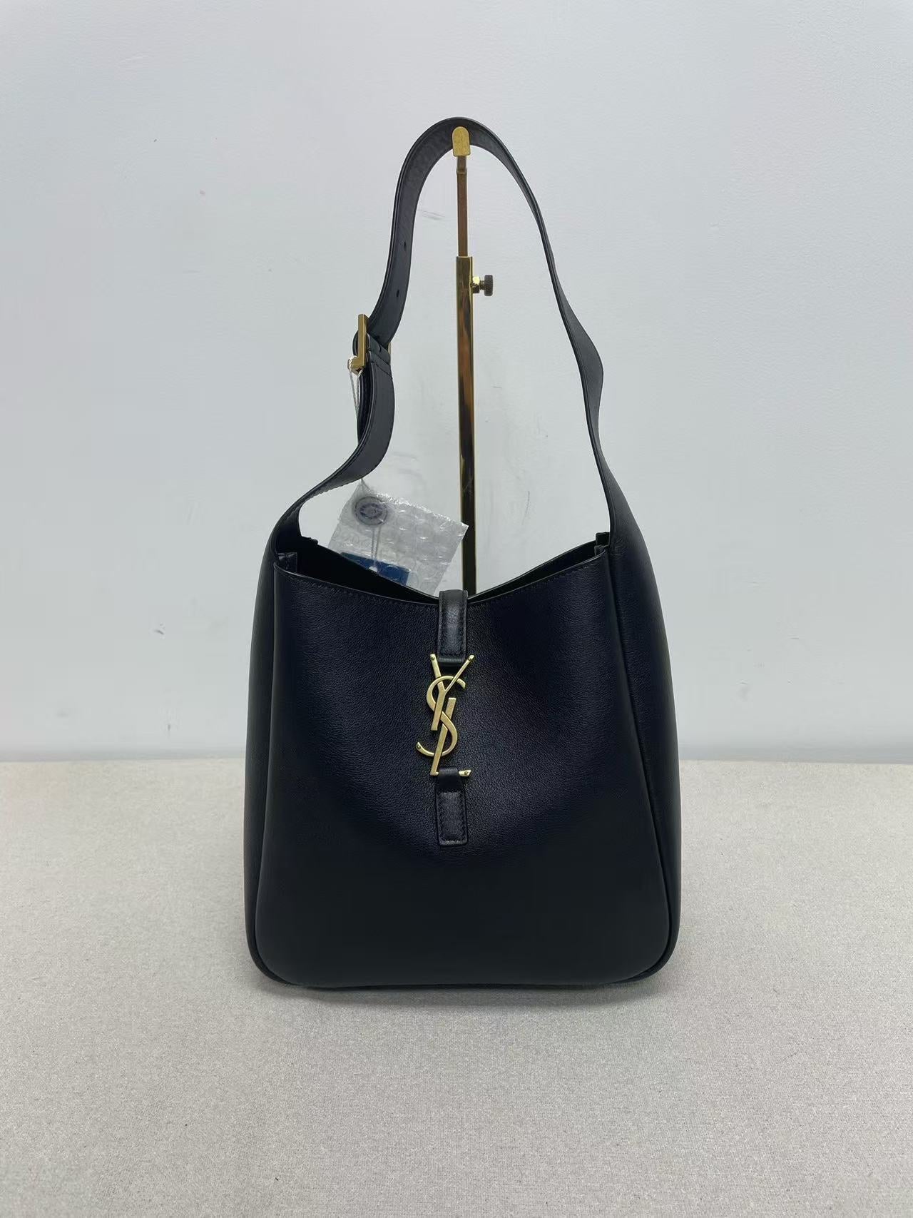 Saint Laurent - Le 5 à 7 Bucket Bag - Leather - Black - (Medium)