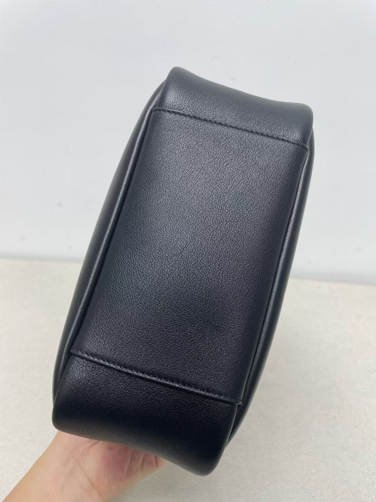Saint Laurent - Le 5 à 7 Bucket Bag - Leather - Black - (Medium)