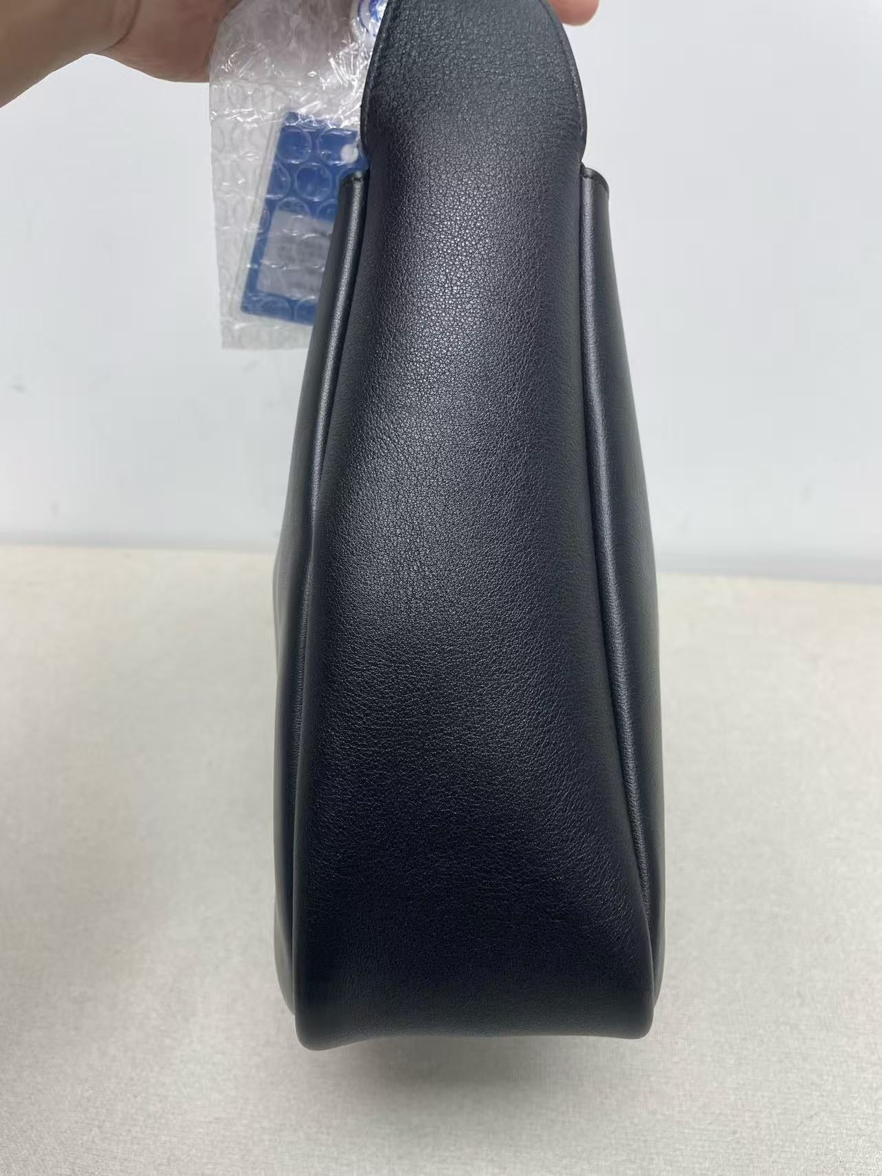 Saint Laurent - Le 5 à 7 Bucket Bag - Leather - Black - (Medium)
